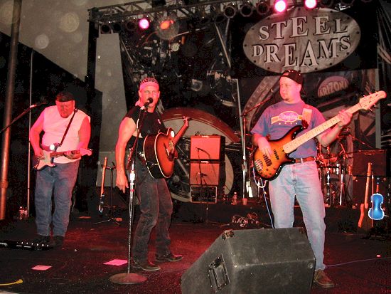 Mogollon Rocking The Crowd