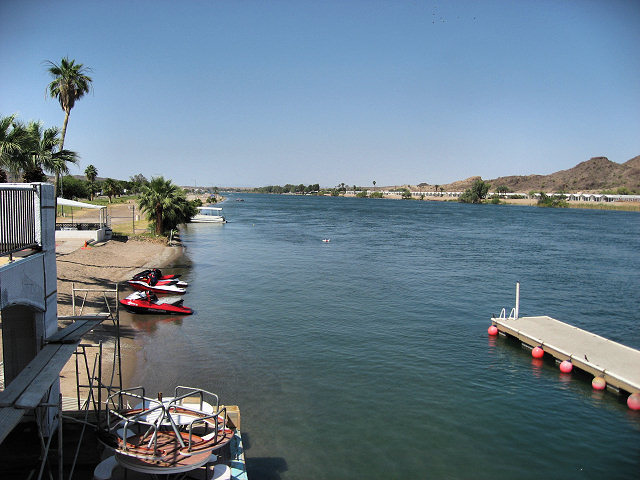Roadrunner Floating Dock Restaurant Bar